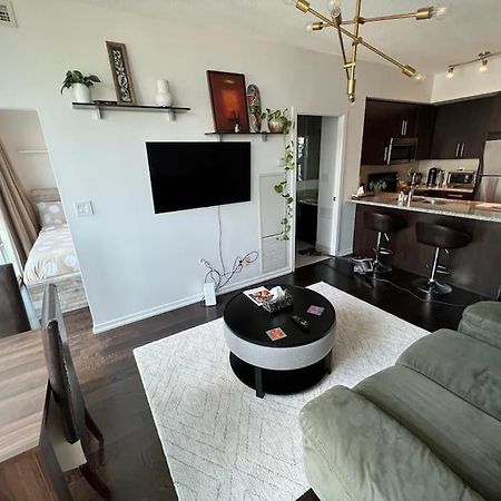 2-Bdrm And 1 Den 3 Bed Condo With 2 Bath - Walking Distance To Scotiabank Arena, Cn Tower, Union Station, Ripleys With Free Parking Toronto Eksteriør bilde
