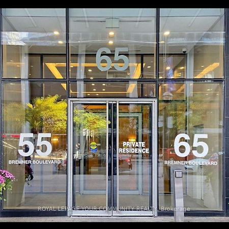 2-Bdrm And 1 Den 3 Bed Condo With 2 Bath - Walking Distance To Scotiabank Arena, Cn Tower, Union Station, Ripleys With Free Parking Toronto Eksteriør bilde
