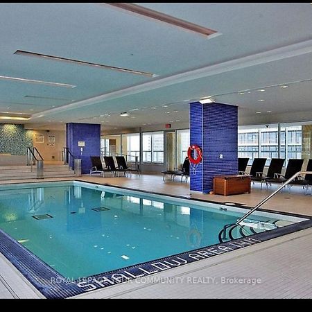 2-Bdrm And 1 Den 3 Bed Condo With 2 Bath - Walking Distance To Scotiabank Arena, Cn Tower, Union Station, Ripleys With Free Parking Toronto Eksteriør bilde