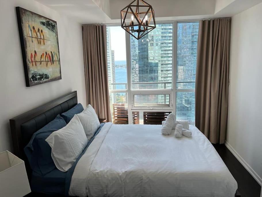 2-Bdrm And 1 Den 3 Bed Condo With 2 Bath - Walking Distance To Scotiabank Arena, Cn Tower, Union Station, Ripleys With Free Parking Toronto Eksteriør bilde