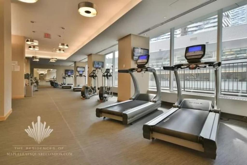 2-Bdrm And 1 Den 3 Bed Condo With 2 Bath - Walking Distance To Scotiabank Arena, Cn Tower, Union Station, Ripleys With Free Parking Toronto Eksteriør bilde