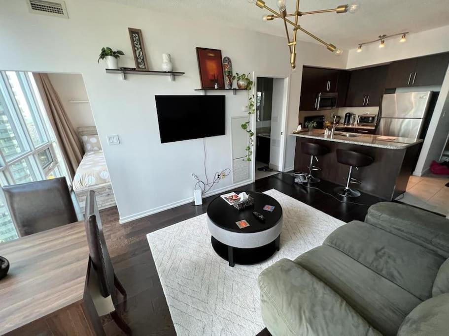 2-Bdrm And 1 Den 3 Bed Condo With 2 Bath - Walking Distance To Scotiabank Arena, Cn Tower, Union Station, Ripleys With Free Parking Toronto Eksteriør bilde
