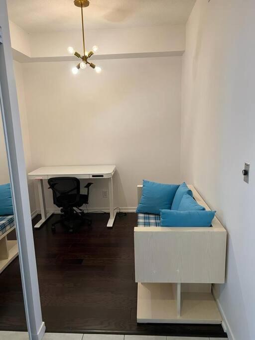 2-Bdrm And 1 Den 3 Bed Condo With 2 Bath - Walking Distance To Scotiabank Arena, Cn Tower, Union Station, Ripleys With Free Parking Toronto Eksteriør bilde