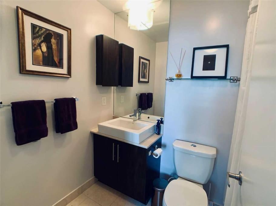 2-Bdrm And 1 Den 3 Bed Condo With 2 Bath - Walking Distance To Scotiabank Arena, Cn Tower, Union Station, Ripleys With Free Parking Toronto Eksteriør bilde