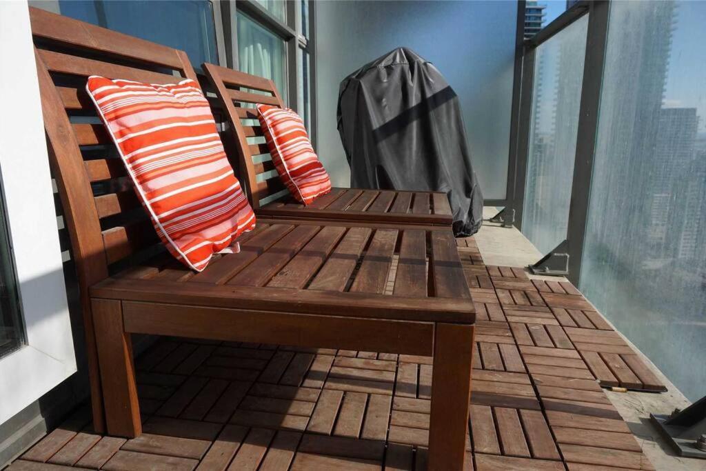 2-Bdrm And 1 Den 3 Bed Condo With 2 Bath - Walking Distance To Scotiabank Arena, Cn Tower, Union Station, Ripleys With Free Parking Toronto Eksteriør bilde