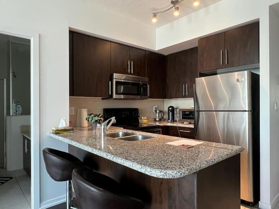 2-Bdrm And 1 Den 3 Bed Condo With 2 Bath - Walking Distance To Scotiabank Arena, Cn Tower, Union Station, Ripleys With Free Parking Toronto Eksteriør bilde