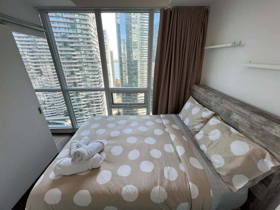2-Bdrm And 1 Den 3 Bed Condo With 2 Bath - Walking Distance To Scotiabank Arena, Cn Tower, Union Station, Ripleys With Free Parking Toronto Eksteriør bilde