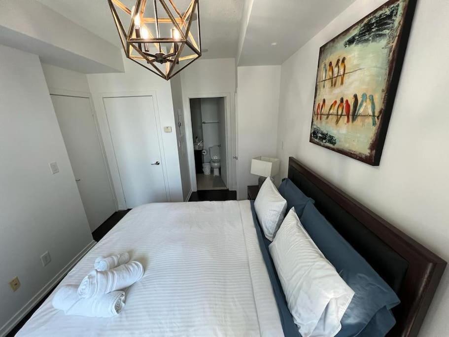 2-Bdrm And 1 Den 3 Bed Condo With 2 Bath - Walking Distance To Scotiabank Arena, Cn Tower, Union Station, Ripleys With Free Parking Toronto Eksteriør bilde