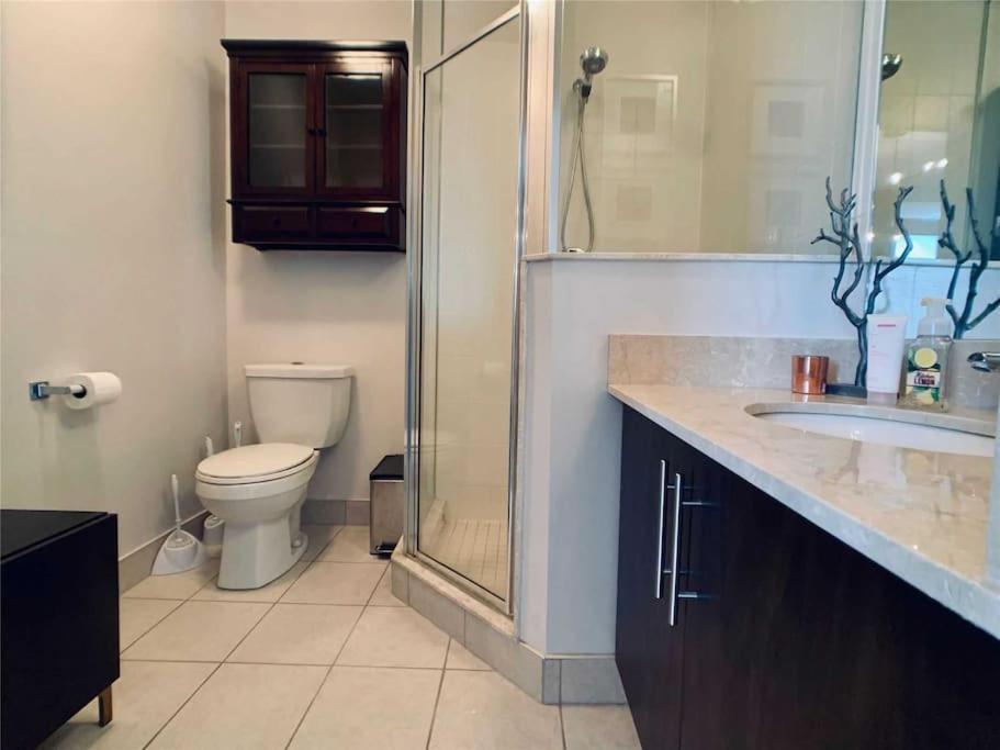 2-Bdrm And 1 Den 3 Bed Condo With 2 Bath - Walking Distance To Scotiabank Arena, Cn Tower, Union Station, Ripleys With Free Parking Toronto Eksteriør bilde
