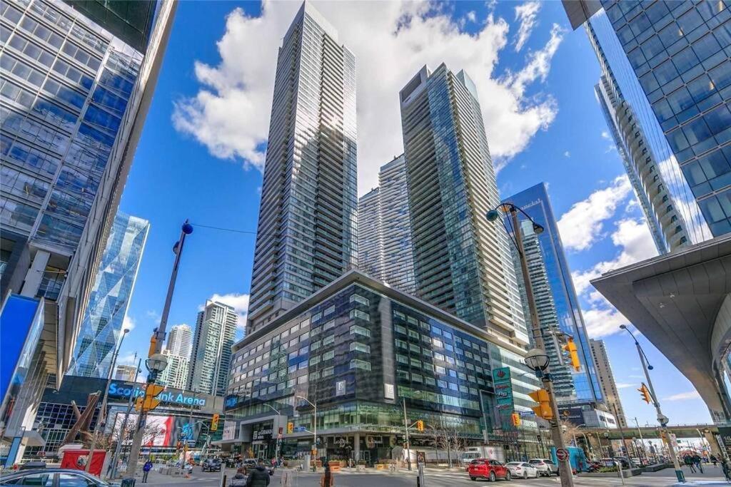 2-Bdrm And 1 Den 3 Bed Condo With 2 Bath - Walking Distance To Scotiabank Arena, Cn Tower, Union Station, Ripleys With Free Parking Toronto Eksteriør bilde